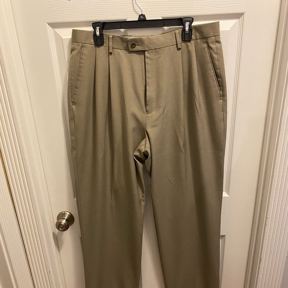 Pleated dress pants with cuff